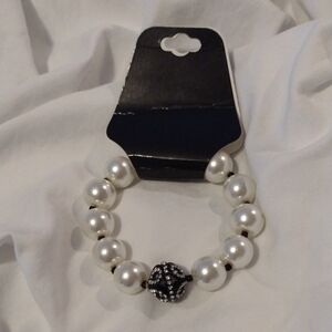 Elegant Pearl Bracelet with Silver Accents